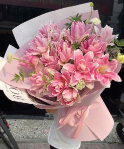 Bó hoa tươi tone hồng thanh lịch được thiết kế bởi STflowers tại Quận 7