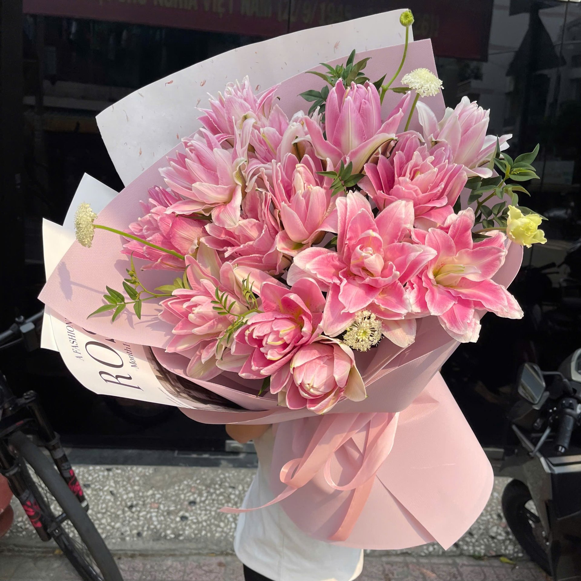 Bó hoa tươi tone hồng thanh lịch được thiết kế bởi STflowers tại Quận 7