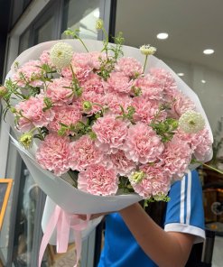 Bó hoa tươi tone hồng pastel được bó gói sang trọng tại cửa hàng hoa STflowers Quận 7