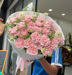 Bó hoa tươi tone hồng pastel được bó gói sang trọng tại cửa hàng hoa STflowers Quận 7