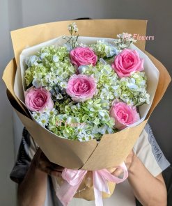Bó hoa tươi tone hồng pastel sang trọng tại STflowers Quận 7