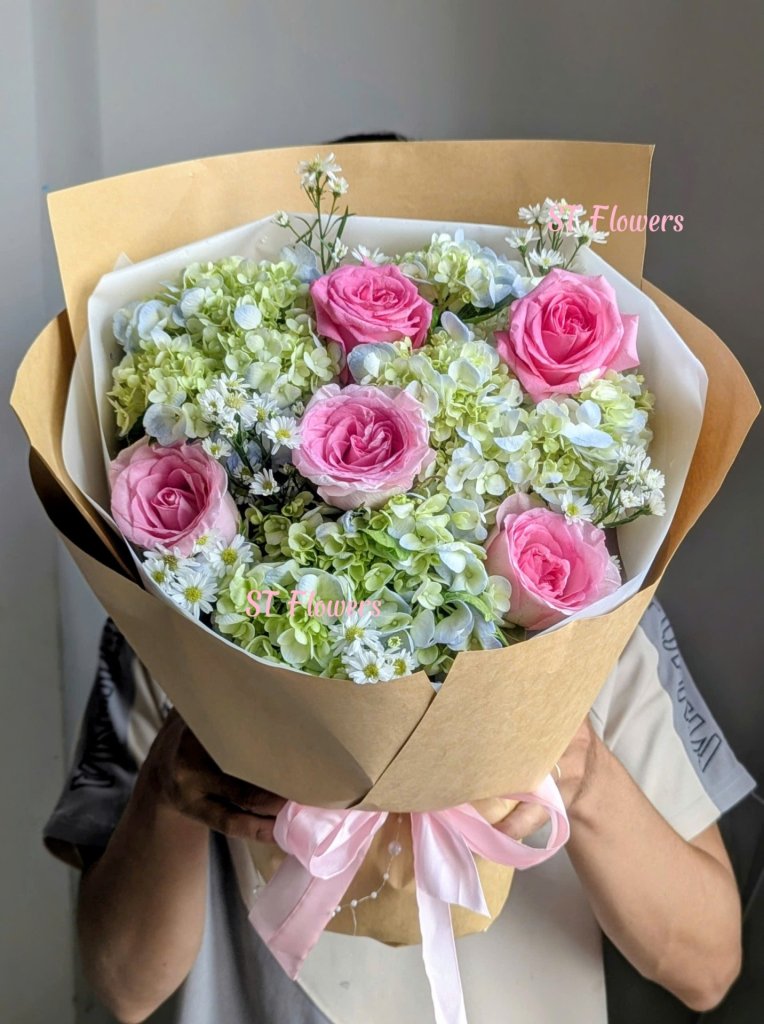 Bó hoa tươi tone hồng pastel sang trọng tại STflowers Quận 7